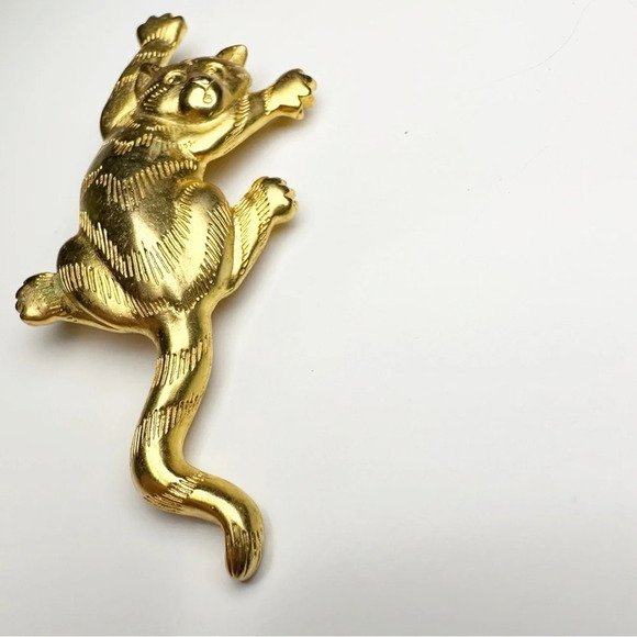Vintage 1980’s JJ Cat Brooch Brooch Pin Gold Tone  Cat Mom Cat Lover Hanging Cat - Picture 3 of 11